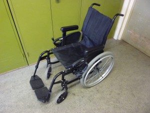 A simpler wheelchair design with standard seat and manual self-propulsion using large wheels with grips