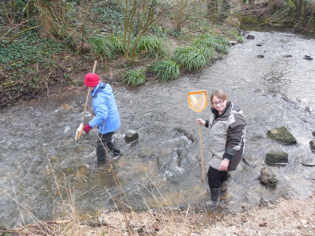 Eileen and Polly prepare to demonstrate kick-sampling in the Corfe River