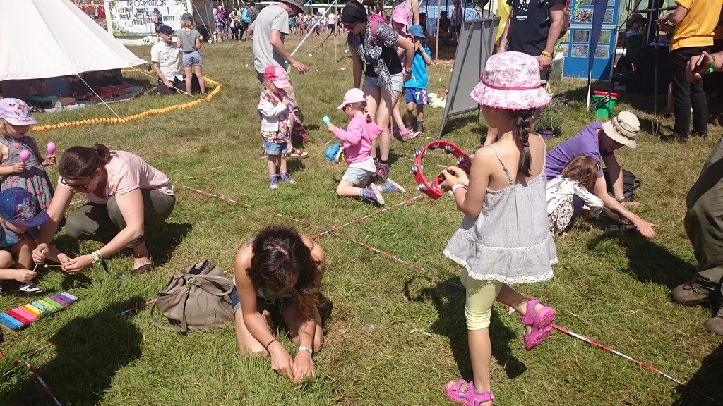 Earthworm charming at Latitude Festival