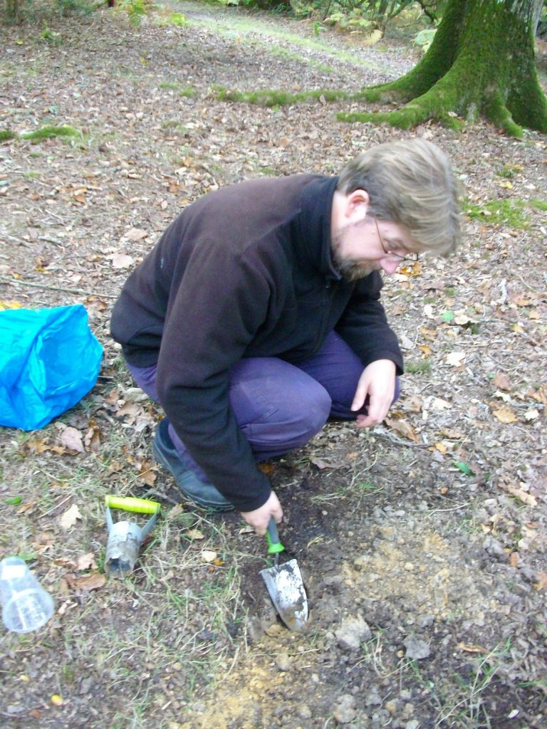 Digging to set pitfall traps